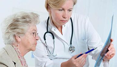 Un patient présentant des symptômes d'ostéochondrose thoracique a consulté un médecin pour clarifier le diagnostic